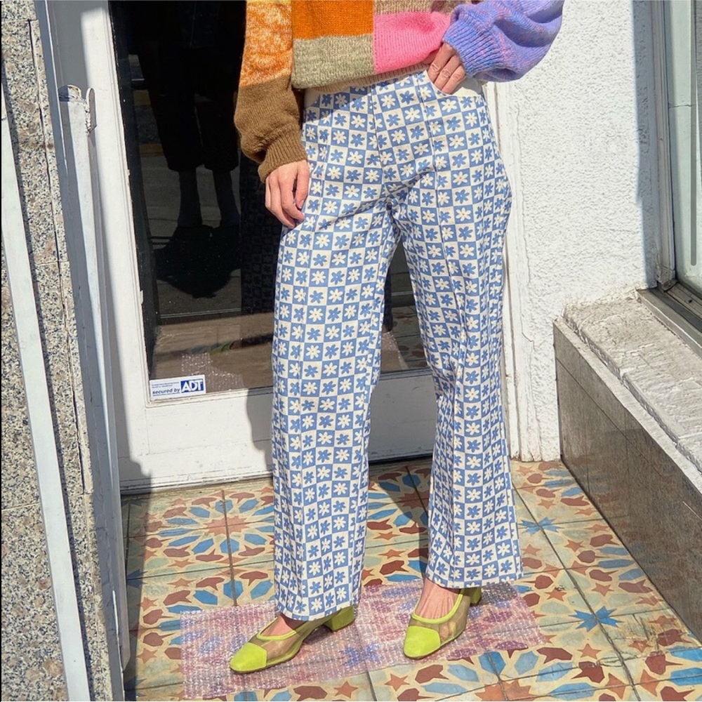Lisa says gah Robyn check Jeans